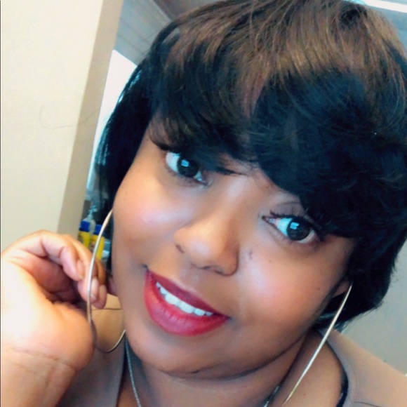 Meet your Posher, Angelina - Picture 2 of 2